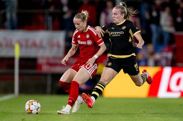 Battle for the Ball: Head-to-Head between Franziska Kett (FC Bayern Munich Women, 20) and Lauren Hemp (Manchester City WFC, 11) GER, FC Bayern Munich Women vs. Manchester City WFC, UEFA Women s Champions League, Group Stage, Matchday 1, 2026–2027 season, September 22, 2026. DFL and DFB regulations prohibit any use of photographs as image sequences and or quasi-video. Photo: HMB Media, Heike Feiner Copyright: HMBxMedia HeikexFeiner