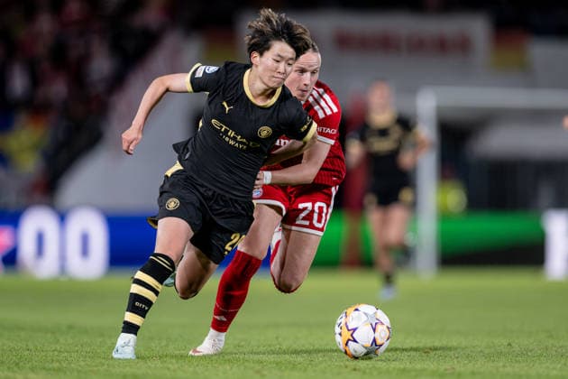 Battle for the Ball: One-on-One Between Aoba Fujino (Manchester City WFC, 20) and Franziska Kett (FC Bayern Munich Women, 20, GER), FC Bayern Munich Women vs. Manchester City WFC, UEFA Women s Champions League, Group Stage, Matchday 1, 2026–2027 season, September 22, 2026. DFL and DFB regulations prohibit any use of photographs as image sequences and or quasi-video. Photo: HMB Media, Heike Feiner Copyright: HMBxMedia HeikexFeiner