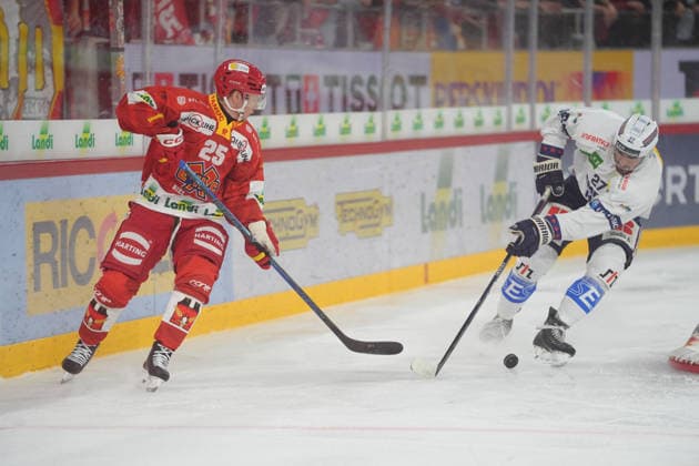 Biel Bienne, Switzerland - September 22: Zaccheo Dotti (27 HCAP) in duel with Toni Rajala (25 EHCB) during the National League match between EHC Biel-Bienne and HC Ambri-Piotta at Tissot Arena on September 22, 2026 in Biel Bienne, Switzerland. Copyright: xKjetilxWaberx xSPPx Sportspressphoto_SPR237206