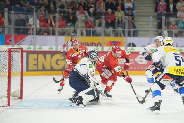 Biel Bienne, Switzerland - September 22: Fabio Hofer (16 EHCB) in action in front of Goalkeeper Philip Wuthrich (30 HCAP) during the National League match between EHC Biel-Bienne and HC Ambri-Piotta at Tissot Arena on September 22, 2026 in Biel Bienne, Switzerland. Copyright: xKjetilxWaberx xSPPx Sportspressphoto_SPR237216