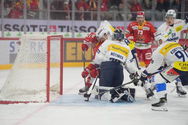 Biel Bienne, Switzerland - September 22: Toni Rajala (25 EHCB) with the goal against Goalkeeper Philip Wuthrich (30 HCAP) during the National League match between EHC Biel-Bienne and HC Ambri-Piotta at Tissot Arena on September 22, 2026 in Biel Bienne, Switzerland. Copyright: xKjetilxWaberx xSPPx Sportspressphoto_SPR237228
