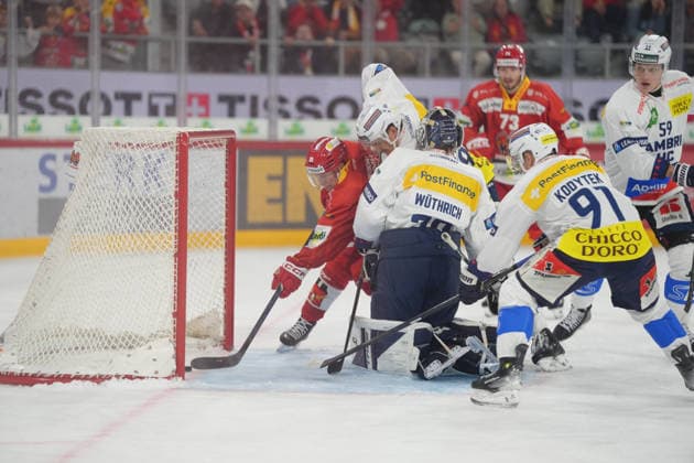 Biel Bienne, Switzerland - September 22: Toni Rajala (25 EHCB) with the goal against Goalkeeper Philip Wuthrich (30 HCAP) during the National League match between EHC Biel-Bienne and HC Ambri-Piotta at Tissot Arena on September 22, 2026 in Biel Bienne, Switzerland. Copyright: xKjetilxWaberx xSPPx Sportspressphoto_SPR237229