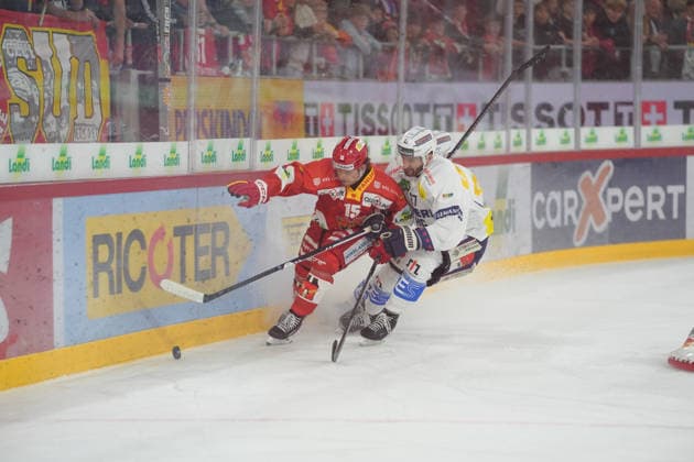 Biel Bienne, Switzerland - September 22: Yanick Sablatnig (15 EHCB) against Zaccheo Dotti (27 HCAP) during the National League match between EHC Biel-Bienne and HC Ambri-Piotta at Tissot Arena on September 22, 2026 in Biel Bienne, Switzerland. Copyright: xKjetilxWaberx xSPPx Sportspressphoto_SPR237232