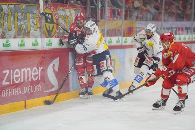 Biel Bienne, Switzerland - September 22: Zaccheo Dotti (27 HCAP) with a check against Yanick Sablatnig (15 EHCB) during the National League match between EHC Biel-Bienne and HC Ambri-Piotta at Tissot Arena on September 22, 2026 in Biel Bienne, Switzerland. Copyright: xKjetilxWaberx xSPPx Sportspressphoto_SPR237234