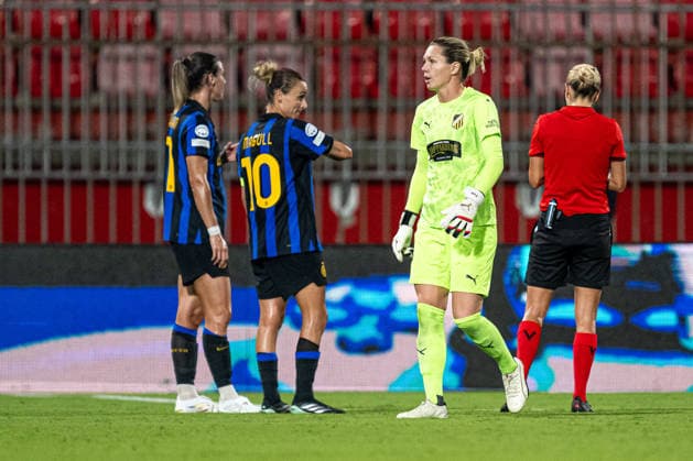 September 22, 2026: Goalkeeper Jennifer Falk of Häcken receives a red card during the Women’s Champions League soccer match between Inter and Häcken on September 22, 2026 in Monza. Photo by Carl Sandin, BILDBYRAN, code CS CS0982: soccer, football, UEFA Women’s Champions League, Inter, Häcken, women’s soccer, BBENG Depp  Copyright: CARLxSANDIN BB260922CS081