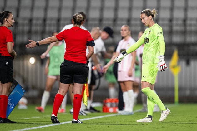 September 22, 2026: Goalkeeper Jennifer Falk of Häcken receives a red card during the Women’s Champions League soccer match between Inter and Häcken on September 22, 2026 in Monza. Photo by Carl Sandin, BILDBYRAN, code CS CS0982: soccer, football, UEFA Women’s Champions League, Inter, Häcken, women’s soccer, BBENG Depp  Copyright: CARLxSANDIN BB260922CS083