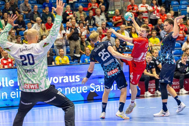 HBL Cup, 2nd Round, Kassel, MT Melsungen vs. Rhein Neckar Löwen, Rothenbach Halle, Kassel, September 22, 2026 HBL Cup, 2nd Round, Kassel, Germany, September 22, 2026. Reynir Thor Stefansson of MT Melsungen, No. 19 with the ball, Handball Bundesliga, match between MT Melsungen and Rhein-Neckar Löwen, Rothenbach Halle, Kassel Copyright: xBEAUTIFULxSPORTS Freudensteinx