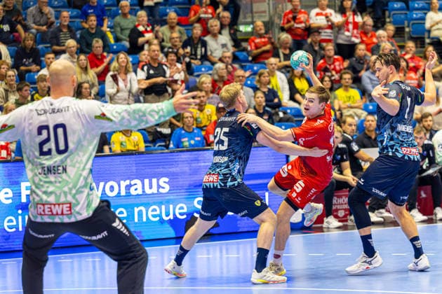 HBL Cup, 2nd Round, Kassel, MT Melsungen vs. Rhein Neckar Löwen, Rothenbach Halle, Kassel, September 22, 2026 HBL Cup, 2nd Round, Kassel, Germany, September 22, 2026. Reynir Thor Stefansson of MT Melsungen, No. 19 with the ball, Handball Bundesliga, match between MT Melsungen and Rhein-Neckar Löwen, Rothenbach Halle, Kassel Copyright: xBEAUTIFULxSPORTS Freudensteinx
