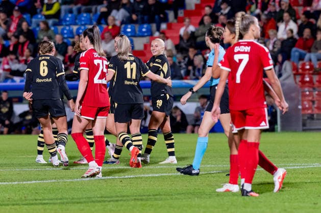 The Manchester players celebrate Carlotta Wamser s goal for Manchester City WFC, tying the score at 37–22. GER, FC Bayern Munich Women vs. Manchester City WFC, UEFA Women s Champions League, Group Stage, Matchday 1, 2026–2027 Season, September 22, 2026 DFL DFB REGULATIONS PROHIBIT ANY USE OF PHOTOGRAPHS AS IMAGE SEQUENCES AND OR QUASI-VIDEO Photo: HMB Media, Franz Feiner Copyright: HMBxMedia FranzxFeiner