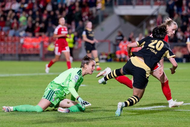 This play by goalkeeper Ena Mahmutovic, FC Bayern Munich Women, 01, and Franziska Kett, FC Bayern Munich Women, 20, against Aoba Fujino, Manchester City WFC, 20, leads to a penalty kick (GER), FC Bayern Munich Women vs. Manchester City WFC, UEFA Women’s Champions League, group stage, Matchday 1, 2026–2027 season, September 22, 2026. DFL and DFB regulations prohibit any use of photographs as image sequences and or quasi-video. Photo: HMB Media, Franz Feiner Copyright: HMBxMedia FranzxFeiner