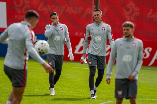 Bartlomiej Dragowski and Marcin Bulka seen during the Poland national team, Nationalteam training session on the second day of the team™s training camp ahead of the upcoming UEFA Nations League matches (Kazimierz Koper Ball Raw Images) Warszawa KS Zwar Poland Copyright: xKazimierzxKoperx KAZ_PZPN_DAY2-9