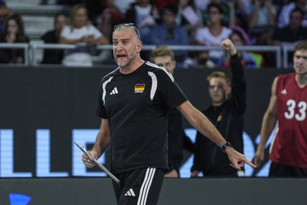 Poland v Germany - 2026 CEV Men s European Volleyball Championship SOFIA, BULGARIA - SEPTEMBER 22: Head coach Massimo Botti of Germany gives tactics to his players during the 2026 CEV Men s European Volleyball Championship quarter-final match between Poland and Germany at Arena 8888 in Sofia, Bulgaria, on September 22, 2026. Osmancan Gurdogan Anadolu Sofia Bulgaria. Editorial use only. Please get in touch for any other usage.  Copyright: x2026xAnadoluxOsmancanxGurdoganx