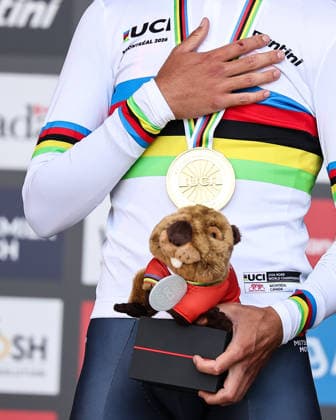 2026 UCI Road World Championships Picture by Alex Whitehead SWpix.com - 22 09 2026 - Cycling - 2026 UCI Road World Championships - MontrÃ al, Canada - Men Junior Individual Time Trial (ITT) Podium - Benjamin Noval (Spain) on the podium receiving the Gold Medal to become World Champion MontrÃ al Avenue du Parc Canada Copyright: x xSWpix.comx(t axPhotographyxHubxLtd)xAlexxWhitehead SWpix.comx SWP-3521-1597