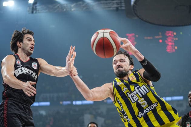 Fenerbahce Tarfin v Besiktas - Turkish Basketball Presidential Cup Final ISTANBUL, TURKIYE - SEPTEMBER 22: Besiktas Berk Ugurlu (L) competes with Fenerbahce Tarfin s Sertac Sanli (R) during the 39th Presidential Cup basketball match between Fenerbahce Tarfin and Besiktas at Sinan Erdem Dome in Istanbul, Turkiye, on September 22, 2026. Cemal Yurttas Anadolu Istanbul Turkey. Editorial use only. Please get in touch for any other usage.  Copyright: x2026xAnadoluxCemalxYurttasx