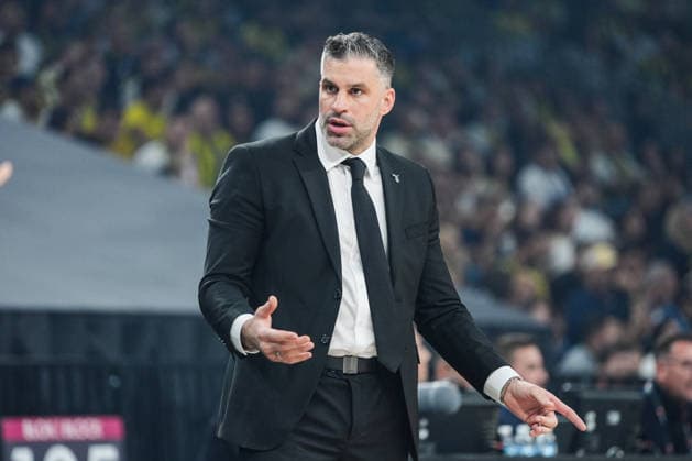 Fenerbahce Tarfin v Besiktas - Turkish Basketball Presidential Cup Final ISTANBUL, TURKIYE - SEPTEMBER 22: Besiktas head coach Dusan Alimpijevic gives instructions to his players during the 39th Presidential Cup basketball match between Fenerbahce Tarfin and Besiktas at Sinan Erdem Dome in Istanbul, Turkiye, on September 22, 2026. Cemal Yurttas Anadolu Istanbul Turkey. Editorial use only. Please get in touch for any other usage.  Copyright: x2026xAnadoluxCemalxYurttasx