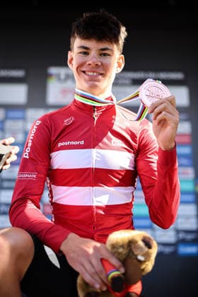2026 UCI Road World Championships Picture by Alex Whitehead SWpix.com - 22 09 2026 - Cycling - 2026 UCI Road World Championships - MontrÃ al, Canada - Men Junior Individual Time Trial (ITT) Podium - Malthe Risbjerg (Denmark) receiving the Bronze Medal MontrÃ al Avenue du Parc Canada Copyright: x xSWpix.comx(t axPhotographyxHubxLtd)xAlexxWhitehead SWpix.comx SWP-3521-1610