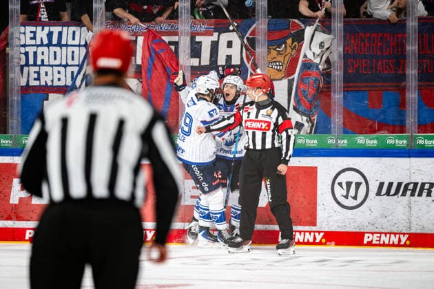 Goal celebration: Max Calce 39, Adler Mannheim Alexander Ehl 28, Adler Mannheim, Nuremberg Ice Tigers vs. Adler Mannheim, Ice Hockey, Penny DEL, Matchday 3, September 21, 2026, Nuremberg Ice Tigers vs. Adler Mannheim, Ice Hockey, Penny DEL, Matchday 3, September 21, 2026 Copyright: xEibner-Pressefoto ThomasxHahnx EP_NIT