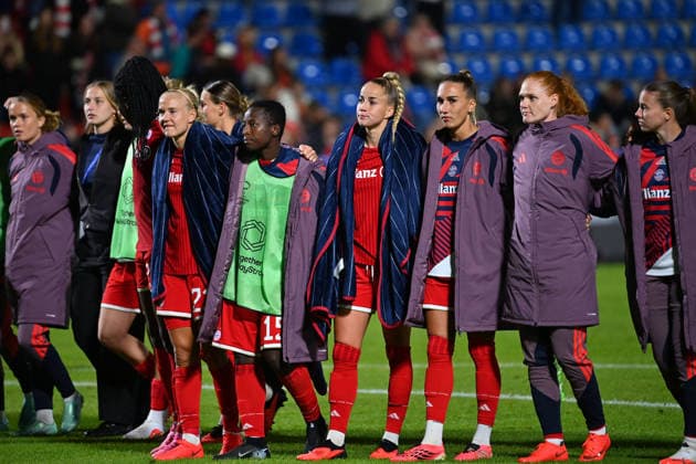 Team photo, team, squad, group photo, Munich players after the game, disappointment, frustration, disappointed, frustrated, dejected, Women’s Champions League, group stage: FC Bayern Munich vs. Manchester City 2–2 on September 22, 2026, at Sportpark Unterhaching
