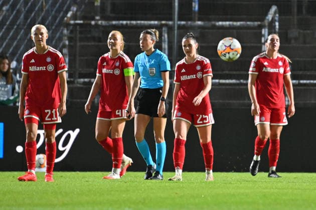Players after conceding the goal that tied the score at 2–2: disappointment, frustration, disappointed, frustrated, dejected; Women s Champions League, group stage: FC Bayern Munich vs. Manchester City, 2–2 on September 22, 2026, at Sportpark Unterhaching