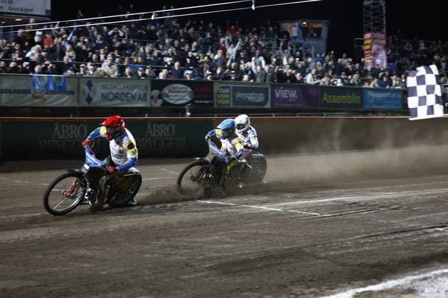 VÄSTERVIK, SWEDEN 20260922 Västervik’s Max Fricke and Rohan Tungate battle it out with Dackarna’s Andreas Lyager at the finish line in Heat 16 during Tuesday’s decisive Swedish Speedway Championship final between Västervik and Dackarna at Hejla Arena in Västervik VÄSTERVIK SWEDEN x60160x  Copyright: xStefanxJerrevang TTx SPEEDWAY SM-FINAL VÄSTERVIK-DACKARNA