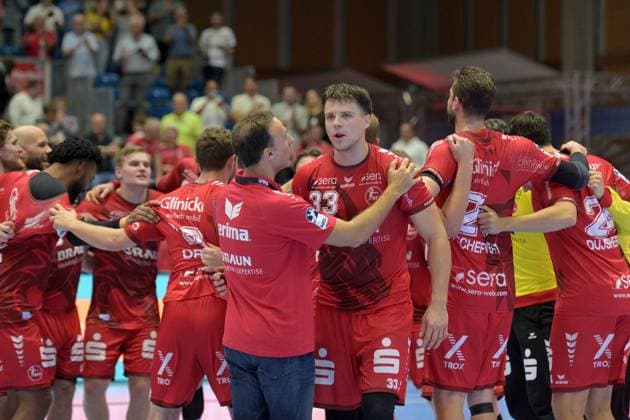 Celebrations and joy after the victory: Roberto Garcia Parrondo, coach of MT Melsungen, and Aaron Mensing of MT Melsungen (33) in the foreground, GER, MT Melsungen Rhein Neckar Löwen, handball, DHB Cup, 2nd round, 2026–2027 season, September 22, 2026, GER, MT Melsungen Rhein-Neckar Löwen, Handball, DHB Cup, Round 2, 2026–2027 season, September 22, 2026, Kassel Copyright: xEibner-Pressefotox xRolandxSippelx EP_RSL
