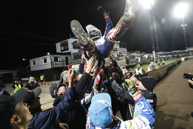 VÄSTERVIK, SWEDEN 20260922 Matias Nielsen of the Dackarna is celebrated after the victory and the Swedish Championship gold medal during Tuesday’s decisive Swedish Championship speedway final between Västervik and the Dackarna at Hejla Arena in Västervik VÄSTERVIK SWEDEN x60160x  Copyright: xStefanxJerrevang TTx SPEEDWAY SM-FINAL VÄSTERVIK-DACKARNA