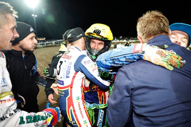 VÄSTERVIK, SWEDEN 20260922 Dackarna’s Matias Nielsen is celebrated after his victory and SM gold medal during Tuesday’s decisive SM speedway final between Västervik and Dackarna at Hejla Arena in Västervik VÄSTERVIK SWEDEN x60160x  Copyright: xStefanxJerrevang TTx SPEEDWAY SM FINAL VÄSTERVIK-DACKARNA