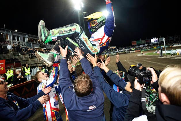 VÄSTERVIK, SWEDEN 20260922 Matias Nielsen of Dackarna is celebrated after his victory and SM gold medal during Tuesday’s decisive SM speedway final between Västervik and Dackarna at Hejla Arena in Västervik VÄSTERVIK SWEDEN x60160x  Copyright: xStefanxJerrevang TTx SPEEDWAY SM FINAL VÄSTERVIK-DACKARNA