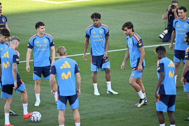 Spanish national football team prepares for UEFA Nations League match against England MADRID, SPAIN - SEPTEMBER 22: Ferran Torres and Lamine Yamal of Spain attend open practice session ahead of 2026-27 UEFA Nations League C match against England at the Royal Spanish Football Federation s (RFEF) Las Rozas facility in Madrid, Spain on September 22, 2026. Burak Akbulut Anadolu Madrid Spain. Editorial use only. Please get in touch for any other usage.  Copyright: x2026xAnadoluxBurakxAkbulutx