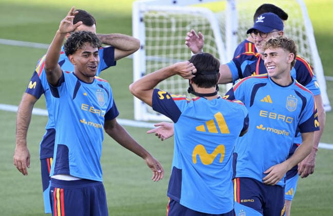 Spanish national football team prepares for UEFA Nations League match against England MADRID, SPAIN - SEPTEMBER 22: Lamine Yamal and Fermin Lopez of Spain attend open practice session ahead of 2026-27 UEFA Nations League C match against England at the Royal Spanish Football Federation s (RFEF) Las Rozas facility in Madrid, Spain on September 22, 2026. Burak Akbulut Anadolu Madrid Spain. Editorial use only. Please get in touch for any other usage.  Copyright: x2026xAnadoluxBurakxAkbulutx