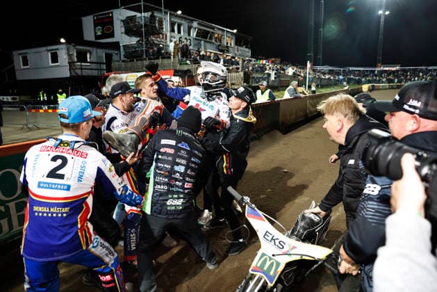 VÄSTERVIK, SWEDEN 20260922 Matias Nielsen of Dackarna is celebrated after his victory and SM gold medal during Tuesday’s decisive SM speedway final between Västervik and Dackarna at Hejla Arena in Västervik VÄSTERVIK SWEDEN x60160x  Copyright: xStefanxJerrevang TTx SPEEDWAY SM FINAL VÄSTERVIK-DACKARNA