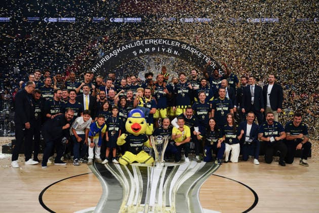 Fenerbahce Tarfin v Besiktas 39th Turkish Presidential Cup Fenerbahce Tarfin lifts the championship trophy after the 39th Turkish Presidential Cup match between Fenerbahce Tarfin and Besiktas on September 22, 2026 in Istanbul, Turkey. Istanbul Turkey Copyright: xMuratxYuce PSxImagesxMuratxYuce PSxImagesx
