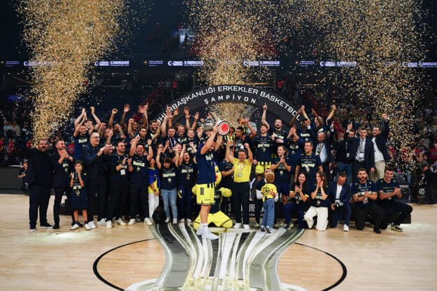 Fenerbahce Tarfin v Besiktas 39th Turkish Presidential Cup Fenerbahce Tarfin lifts the championship trophy after the 39th Turkish Presidential Cup match between Fenerbahce Tarfin and Besiktas on September 22, 2026 in Istanbul, Turkey. Istanbul Turkey Copyright: xMuratxYuce PSxImagesxMuratxYuce PSxImagesx