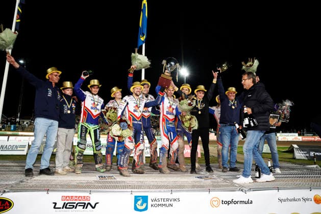VÄSTERVIK, SWEDEN 20260922 Dackarna wins the Swedish Championship gold and lifts the trophy during Tuesday’s decisive Swedish Championship speedway final between Västervik and Dackarna at Hejla Arena in Västervik VÄSTERVIK SWEDEN x60160x  Copyright: xStefanxJerrevang TTx SPEEDWAY SM-FINAL VÄSTERVIK-DACKARNA