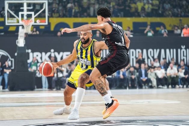 Fenerbahce Tarfin v Besiktas - 2026 Turkish Basketball Presidential Cup ISTANBUL, TURKIYE - SEPTEMBER 22: Shavon Shields (L) of Fenerbahce Tarfin and Devon Durrell Dotson (R) of Besiktas compete during the 2026 Turkish Basketball Presidential Cup basketball match between Fenerbahce Tarfin and Besiktas at Sinan Erdem Sports Hall in Istanbul, Turkiye, on September 22, 2026. Cemal Yurttas Anadolu Istanbul Turkey. Editorial use only. Please get in touch for any other usage.  Copyright: x2026xAnadoluxCemalxYurttasx