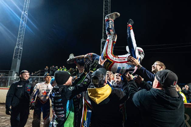 260922 Dackarna Malilla riders celebrate after Game 2 of the Elitserien finals between Västervik and Dackarna Malilla on September 22, 2026, in Västervik  Copyright: OSCARxWALLIN BB260922BB608