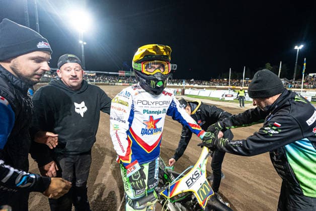 260922 Dackarna Malilla s Patryk Dudek celebrates after Game 2 of the Elitserien finals between Västervik and Dackarna Malilla on September 22, 2026, in Västervik  Copyright: OSCARxWALLIN BB260922BB609