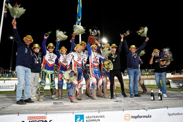 VÄSTERVIK, SWEDEN 20260922 Dackarna wins the Swedish Championship gold and lifts the trophy during Tuesday’s decisive Swedish Championship final in speedway between Västervik and Dackarna at Hejla Arena in Västervik VÄSTERVIK SWEDEN x60160x  Copyright: xStefanxJerrevang TTx SPEEDWAY SM FINAL VÄSTERVIK-DACKARNA