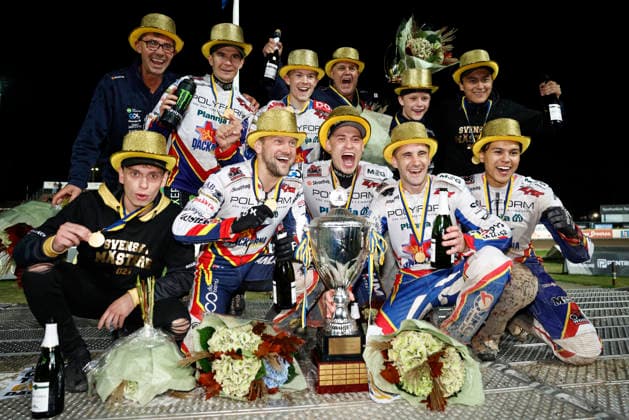 VÄSTERVIK, SWEDEN 20260922 Dackarna wins the Swedish Championship gold and lifts the trophy during Tuesday’s decisive Swedish Championship final in speedway between Västervik and Dackarna at Hejla Arena in Västervik VÄSTERVIK SWEDEN x60160x  Copyright: xStefanxJerrevang TTx SPEEDWAY SM FINAL VÄSTERVIK-DACKARNA