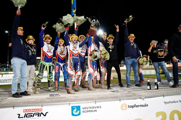 VÄSTERVIK, SWEDEN 20260922 Dackarna wins the Swedish Championship gold and lifts the trophy during Tuesday’s decisive Swedish Championship final in speedway between Västervik and Dackarna at Hejla Arena in Västervik VÄSTERVIK SWEDEN x60160x  Copyright: xStefanxJerrevang TTx SPEEDWAY SM FINAL VÄSTERVIK-DACKARNA