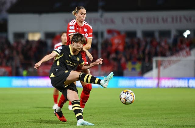 September 22, 2026, Unterhaching, Bayern, Germany: Fujino Aoba of Manchester City ( L ) and Buhl Klara of Bayern Munich ( R ) fight for the ball during the Women Uefa Champions League 2026 - 2027 football match between Bayern Munchen and Manchester City at Sportpark Stadium in Unterhaching , Bayern , Germany . September 22th , 2026 Football Women Uefa Champions League 2026 - 2027 Bayern Munchen Vs Manchster City  - ZUMAe140 20260922_zip_e140_056 Copyright: xDavidexEliasx