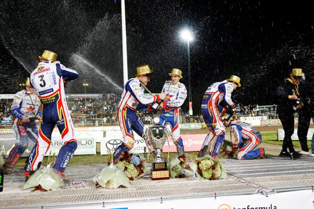 VÄSTERVIK, SWEDEN 20260922 Dackarna wins the Swedish Championship gold and lifts the trophy during Tuesday’s decisive Swedish Championship final in speedway between Västervik and Dackarna at Hejla Arena in Västervik VÄSTERVIK SWEDEN x60160x  Copyright: xStefanxJerrevang TTx SPEEDWAY SM FINAL VÄSTERVIK-DACKARNA
