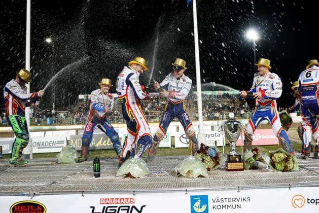 VÄSTERVIK, SWEDEN 20260922 Dackarna wins the Swedish Championship gold and lifts the trophy during Tuesday’s decisive Swedish Championship speedway final between Västervik and Dackarna at Hejla Arena in Västervik VÄSTERVIK SWEDEN x60160x  Copyright: xStefanxJerrevang TTx SPEEDWAY SM FINAL VÄSTERVIK-DACKARNA