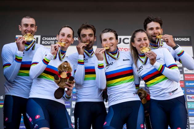September 22, 2026, Montreal, Pq, CANADA: Cyclists from team Italy Mattia Cattaneo, left to right, Vittoria Guazzini, Filippo Ganna, Elisa Longo Borghini, Matteo Sobrero and Monica Trinca Colonel celebrate their gold medal win in the mixed relay time trials (ITT) at the UCI Road World Championships cycling event in Montreal, on Tuesday, Sept. 22, 2026. Canada News - September 22, 2026 - ZUMAc35_ 20260922_zaf_c35_045 Copyright: xChristopherxKatsarovx