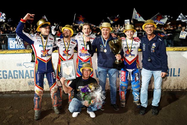 VÄSTERVIK, SWEDEN 20260922 Dackarna wins the Swedish Championship and lifts the trophy during Tuesday’s decisive Swedish Championship final in speedway between Västervik and Dackarna at Hejla Arena in Västervik VÄSTERVIK SWEDEN x60160x  Copyright: xStefanxJerrevang TTx SPEEDWAY SM FINAL VÄSTERVIK-DACKARNA