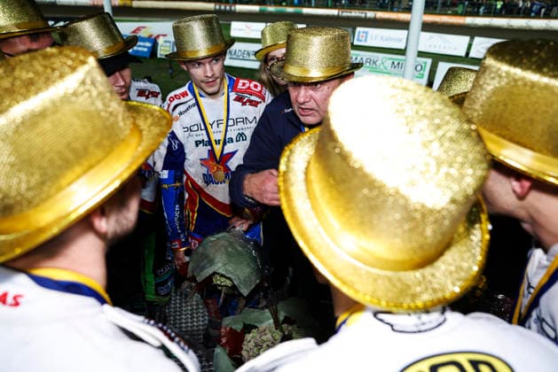 VÄSTERVIK, SWEDEN 20260922 Dackarna team manager Morgan Andersson wearing a gold hat after winning the Swedish Championship gold during Tuesday’s decisive Swedish Championship speedway final between Västervik and Dackarna at Hejla Arena in Västervik VÄSTERVIK SWEDEN x60160x  Copyright: xStefanxJerrevang TTx SPEEDWAY SM FINAL VÄSTERVIK-DACKARNA