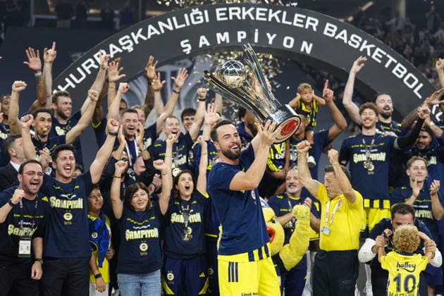 Fenerbahce Tarfin v Besiktas 39th Turkish Presidential Cup Melih Mahmutoglu 10, of Fenerbahce Tarfin lifts the trophy after the 39th Turkish Presidential Cup match between Fenerbahce Tarfin and Besiktas on September 22, 2026 in Istanbul, Turkey. Istanbul Turkey Copyright: xYagizxGurtug PSxImagesxYagizxGurtug PSxImagesx