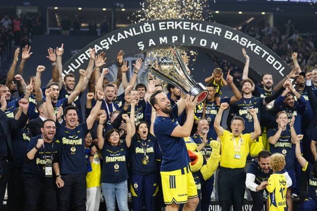 Fenerbahce Tarfin v Besiktas 39th Turkish Presidential Cup Melih Mahmutoglu 10, of Fenerbahce Tarfin lifts the trophy after the 39th Turkish Presidential Cup match between Fenerbahce Tarfin and Besiktas on September 22, 2026 in Istanbul, Turkey. Istanbul Turkey Copyright: xYagizxGurtug PSxImagesxYagizxGurtug PSxImagesx