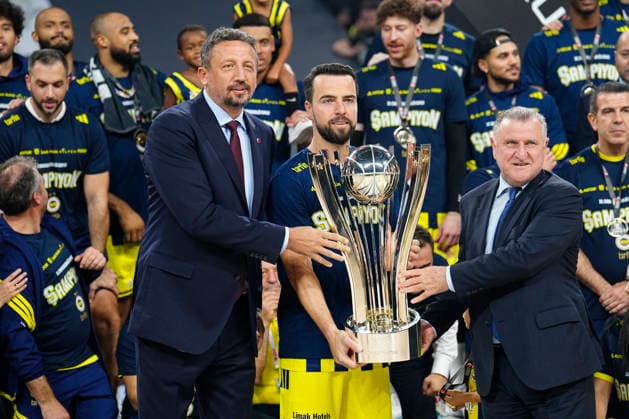 Fenerbahce Tarfin v Besiktas 39th Turkish Presidential Cup Melih Mahmutoglu 10, of Fenerbahce Tarfin receives the trophy by Hidayet Turkoglu and Osman Askin Bak the trophy after the 39th Turkish Presidential Cup match between Fenerbahce Tarfin and Besiktas on September 22, 2026 in Istanbul, Turkey. Istanbul Turkey Copyright: xYagizxGurtug PSxImagesxYagizxGurtug PSxImagesx