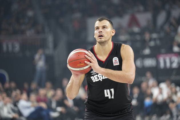 Fenerbahce Tarfin v Besiktas 39th Turkish Presidential Cup Ante Zizic 41, of Besiktas free throws during the 39th Turkish Presidential Cup match between Fenerbahce Tarfin and Besiktas on September 22, 2026 in Istanbul, Turkey. Istanbul Turkey Copyright: xYagizxGurtug PSxImagesxYagizxGurtug PSxImagesx